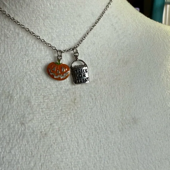 🎃 Cookie Lee Pumpkin and Silver Tone 🍬Trick or Treat Necklace - Picture 7 of 10